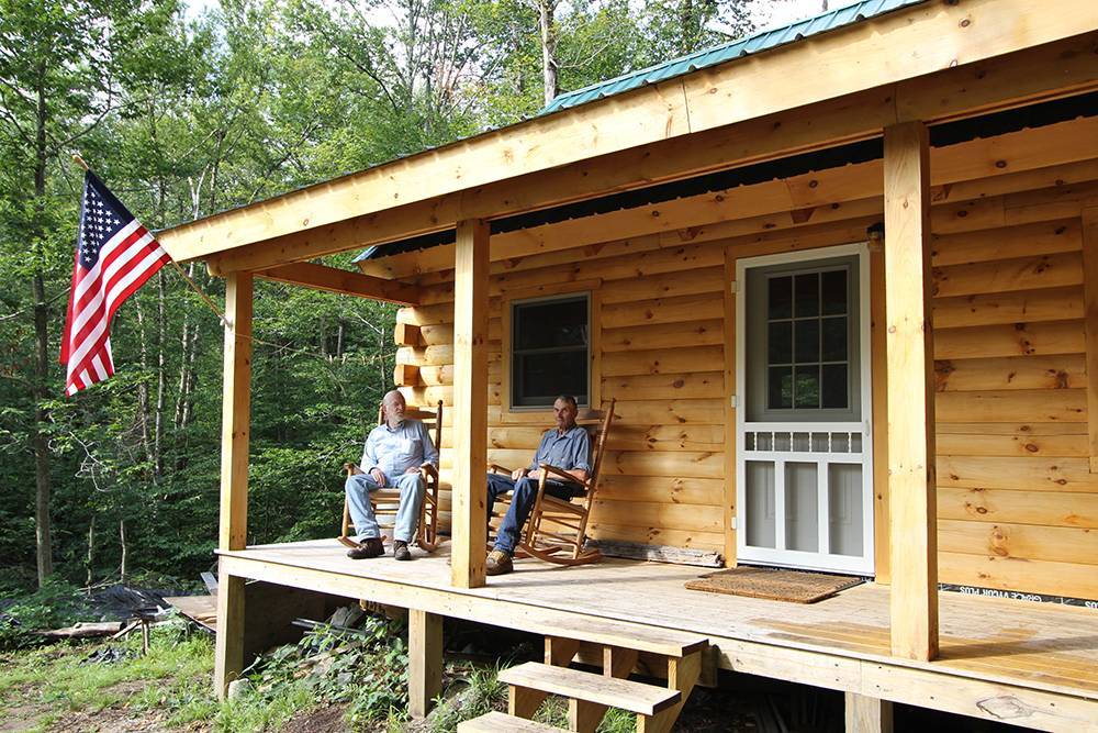 this-discoverer-log-cabin-has-a-great-covered-porch