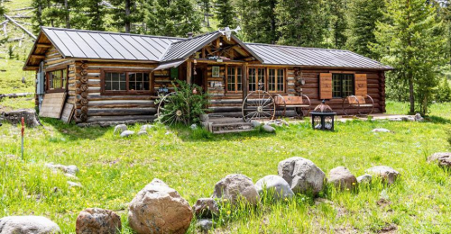 Beautiful Log House For Sale Just Outside Yellowstone National Park