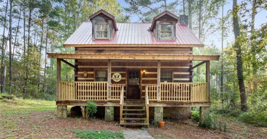 People Can't Wait To See The Inside Of This Lovely Cabin