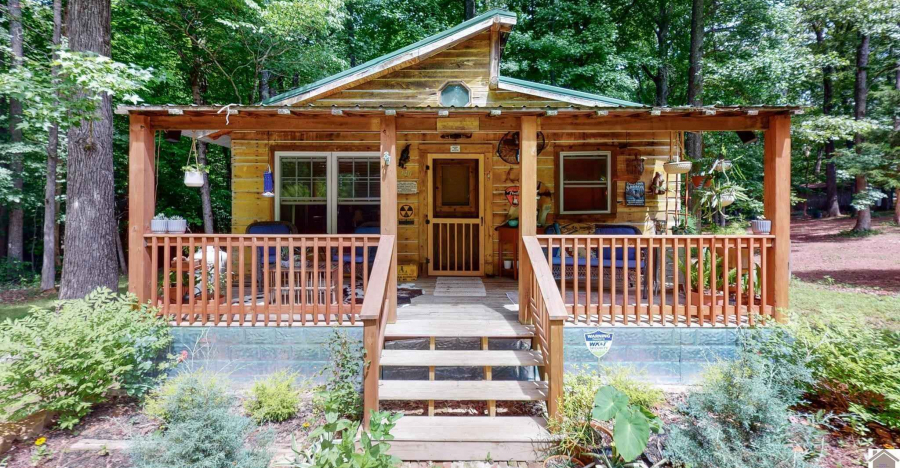 Check Out The Rustic Interior Of This Unique Cabin