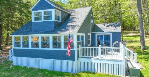 People Love This Charming Lakefront Cottage With a Dock