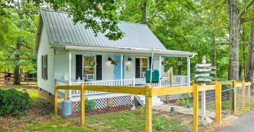 Horse-Friendly Cottage with Fire Pit & Grill!