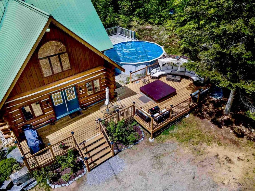 Spacious and Beautifully Crafted Log Cottage In Ontario 