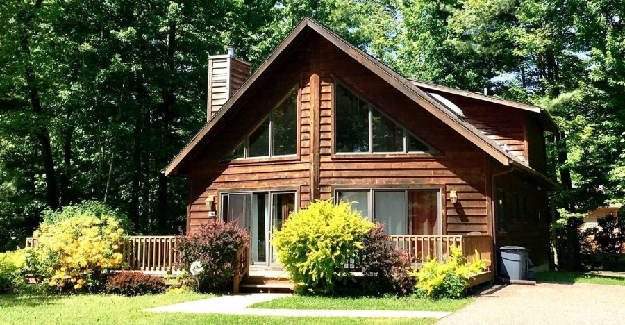 Enjoy This Beautiful Two Story Chalet in Wisconsin, United States