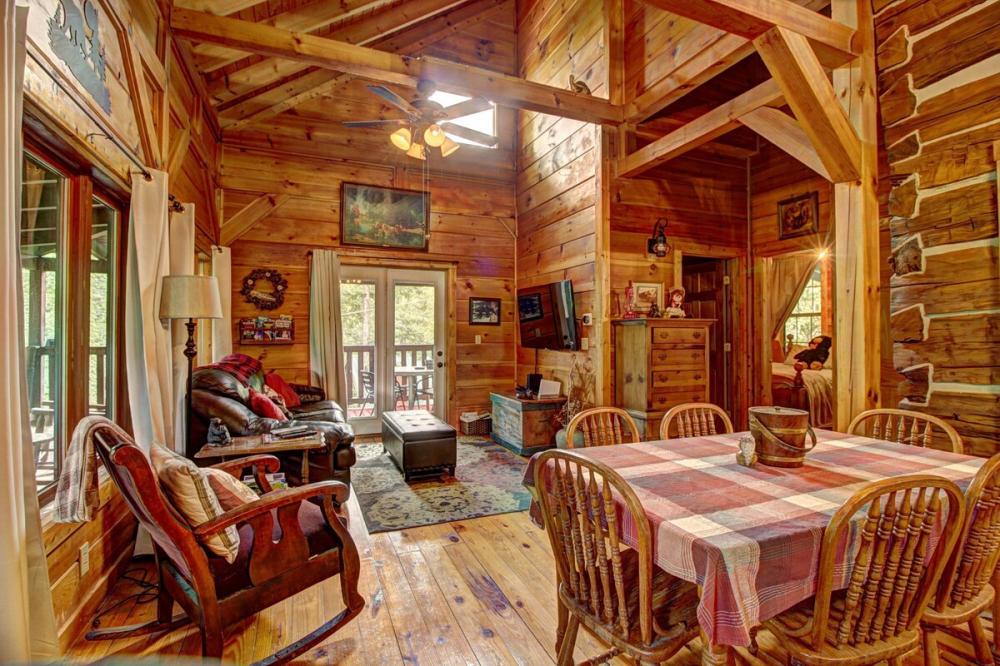 Cozy and Romantic Getaway Oasis In Sevierville, Tennessee