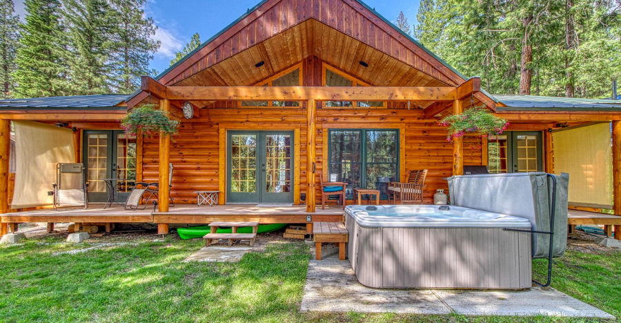 Riverside Cabin Rental with a Hot Tub in Leavenworth, Washington