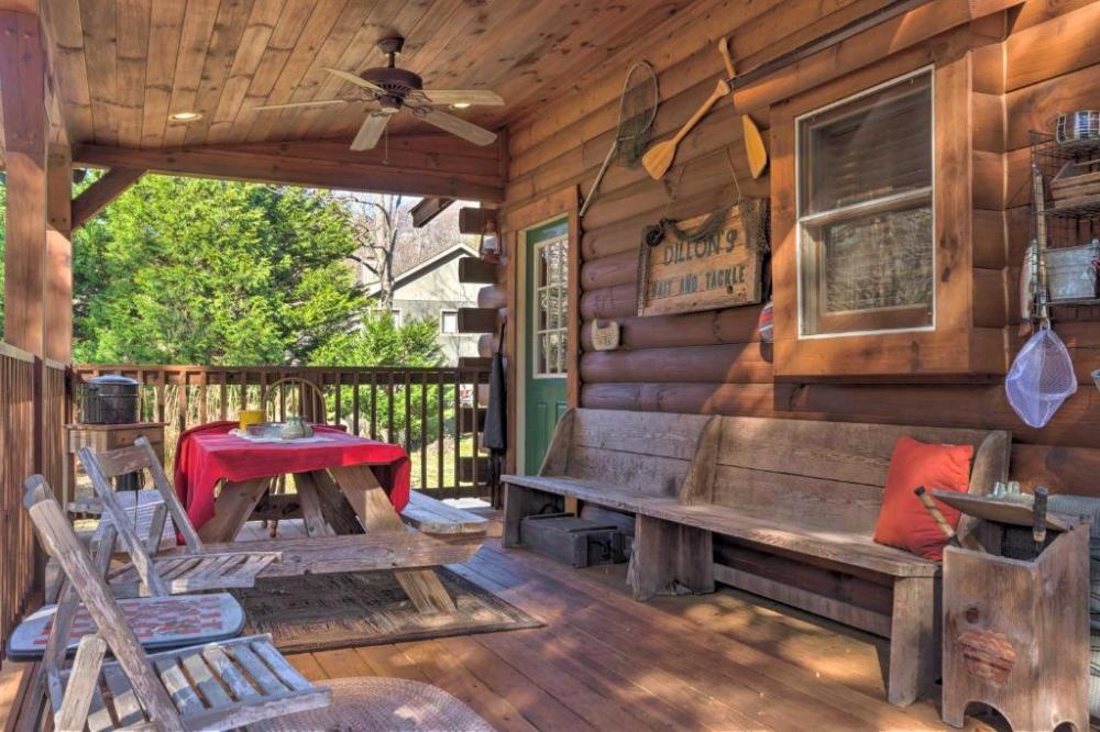 Get A Glimpse Inside This Cozy Log Cabin In North Carolina