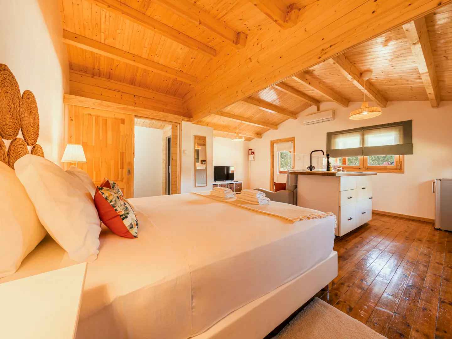 must-see-cozy-log-chalet-with-spacious-bedroom