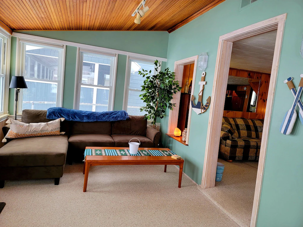 Cozy Lakefront Cottage Perfect For Romantic Getaway In Michigan