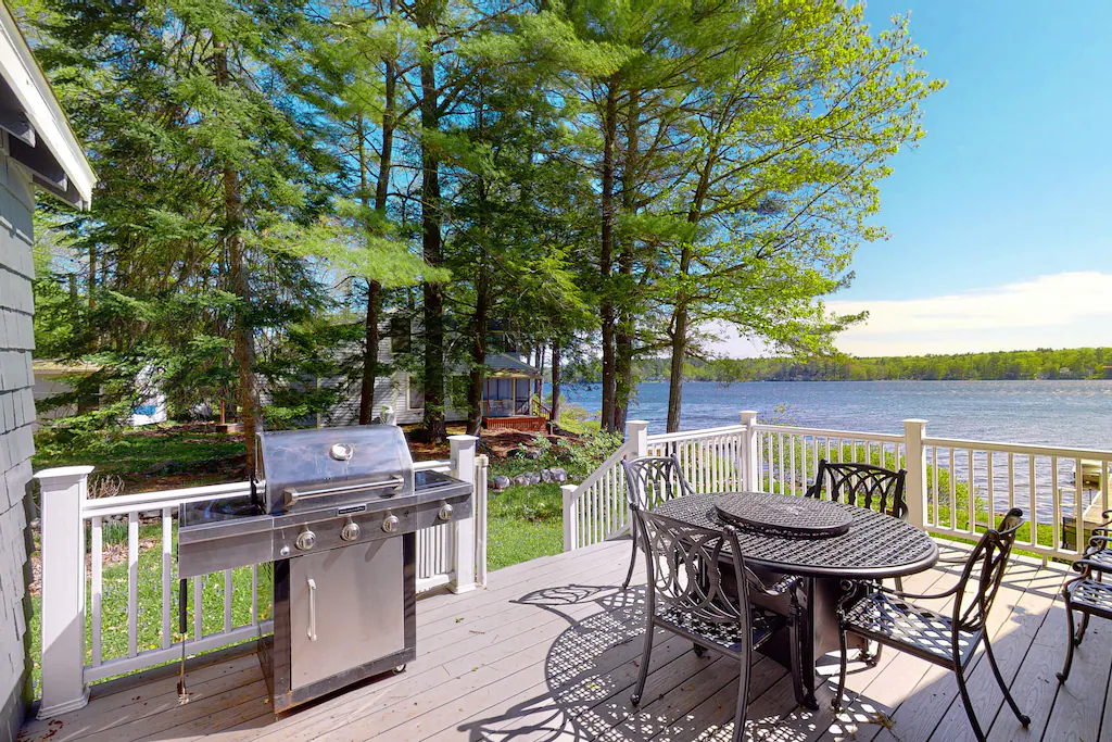 People Love This Charming Lakefront Cottage With a Dock